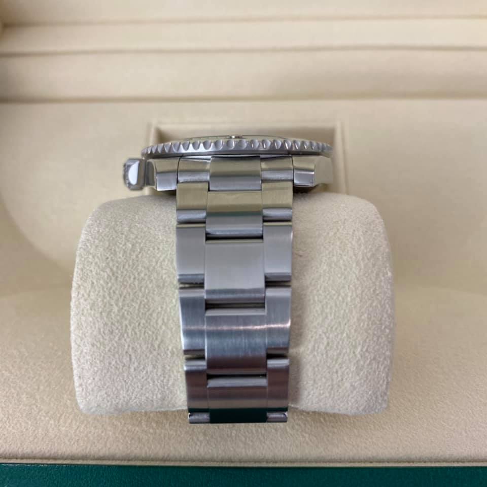 ROLEX Submariner 116610 LV ( Hulk ) ROLEX Submariner 116610 LV ( Hulk )
