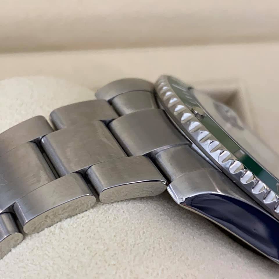 ROLEX Submariner 116610 LV ( Hulk ) ROLEX Submariner 116610 LV ( Hulk )