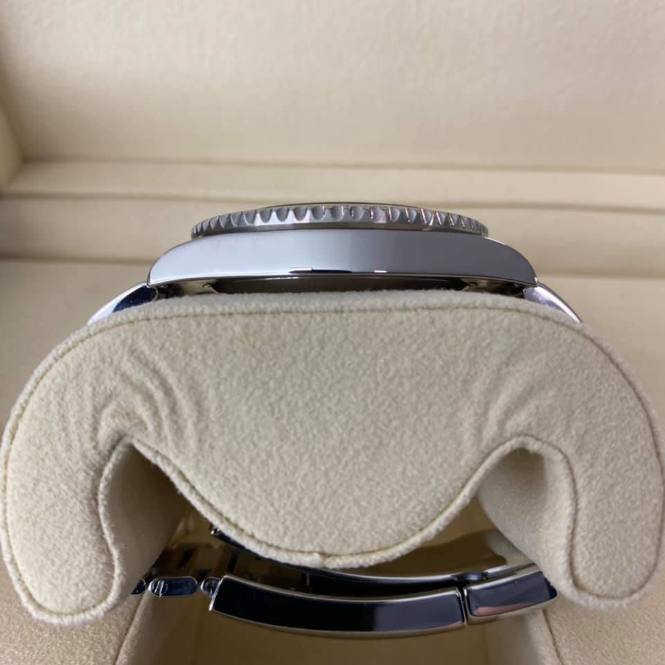 ROLEX Submariner 116610 LV ( Hulk ) ROLEX Submariner 116610 LV ( Hulk )