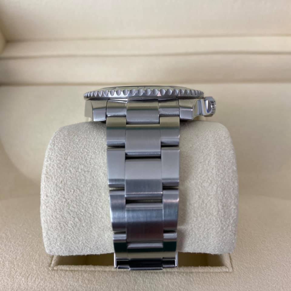 ROLEX Submariner 116610 LV ( Hulk ) ROLEX Submariner 116610 LV ( Hulk )